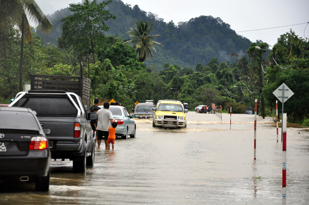Vehicles navigate a flooded road at Kampung Gertak Jerubun in Pasir Akar, Terengganu November 29, 2019. u00e2u20acu201d Bernama pic
