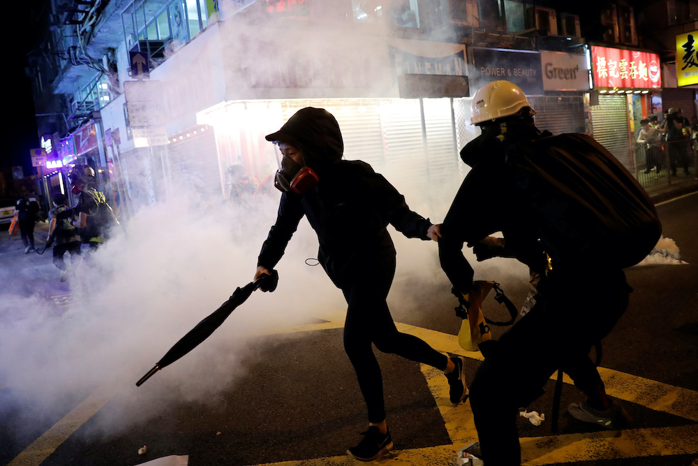 Anti-government protesters run away from tear gas during a march billed as a global u00e2u20acu02dcemergency callu00e2u20acu2122 for autonomy, in Hong Kong, China November 2, 2019. u00e2u20acu201d Reuters pic