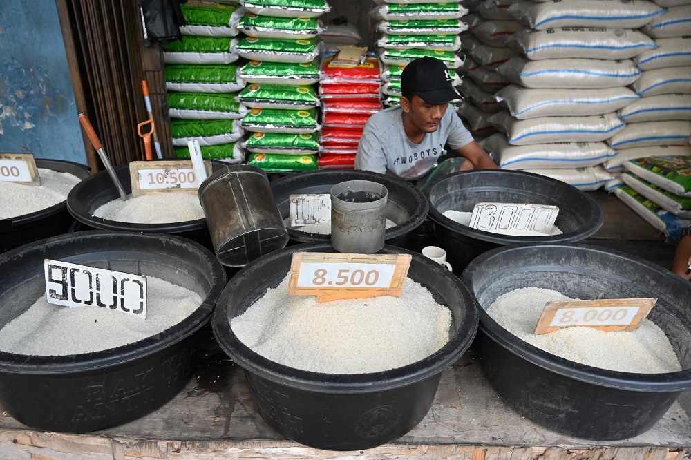 This picture taken on November 13, 2019 shows an Indonesian rice seller waiting for customers in Jakarta. u00e2u20acu201d AFP pic 