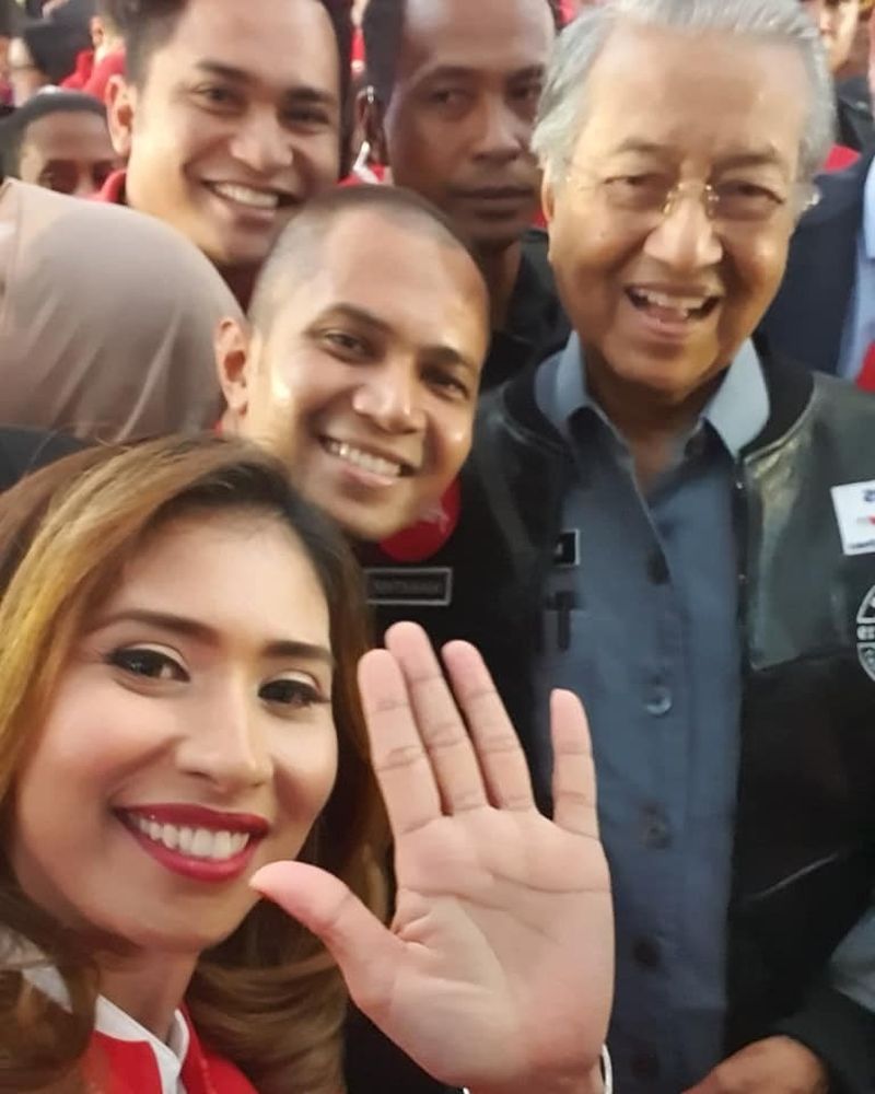 Izadura pictured with prime minister Tun Dr Mahathir Mohamad during a visit to AirAsia RedQ in August.