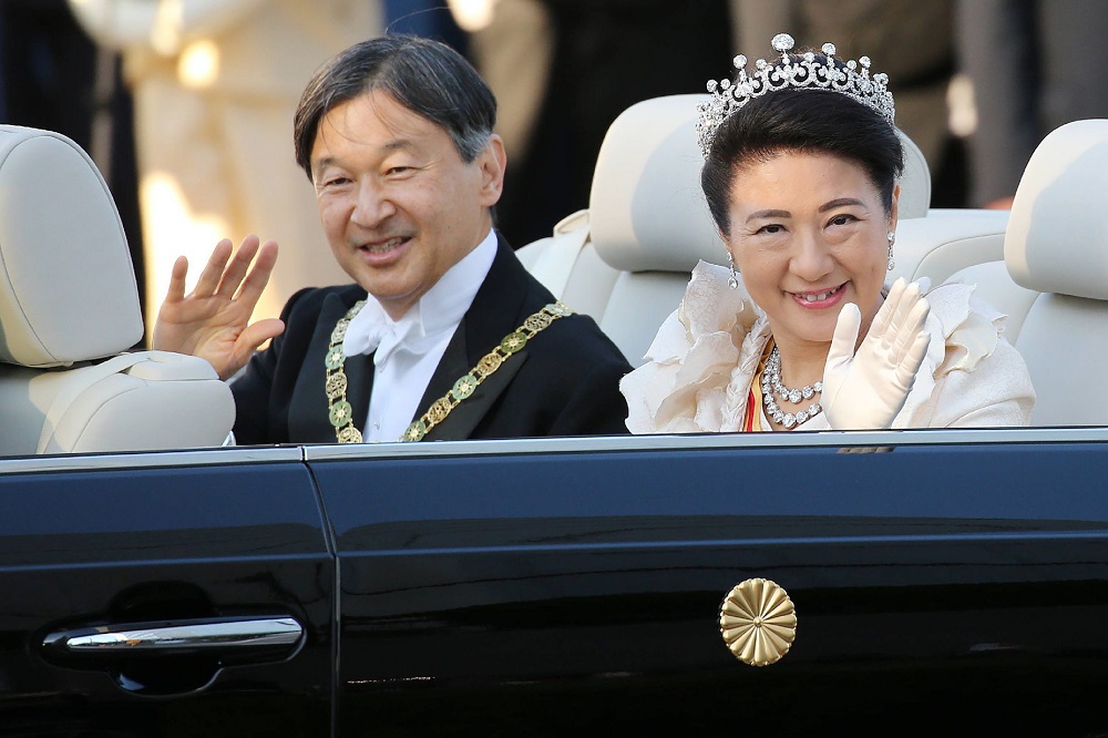 Japanu00e2u20acu2122s Emperor Naruhito and Empress Masako wave during a royal parade in Tokyo November 10, 2019. u00e2u20acu201d STR/JIJI PRESS/AFP pic