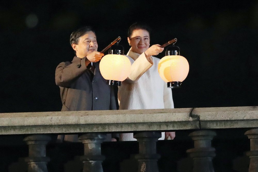 Japanu00e2u20acu2122s Emperor Naruhito and Empress Masako hold lanterns during a national celebration to mark his enthronement at the entrance of the Imperial Palace in Tokyo, Japan November 9, 2019. u00e2u20acu201d Reuters