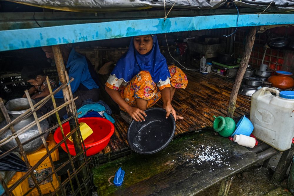 A Muslim woman cooking in her tent in Kyauktalone camp in Kyaukphyu, Rakhine state, where Muslim residents have been forced to live for seven years after the inter-communal unrest tore apart the town October 3, 2019. u00e2u20acu201d AFP pic