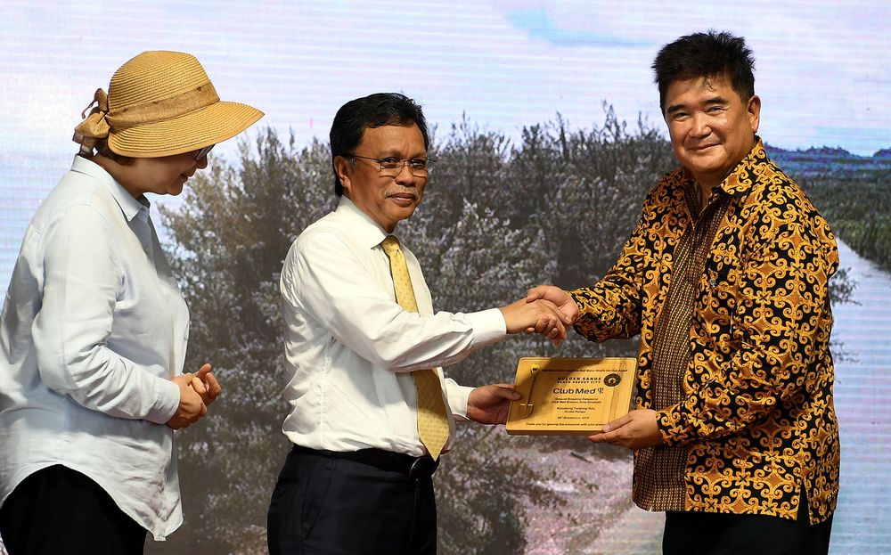 Sabah Chief Minister Datuk Seri Mohd Shafie Apdal (centre) receives a gift from MD of Golden Sands Beach Resort City, Peter Wong Liang Sang at the launch of Club Med Hotel development in Kampung Tanjung Aru, Kuala Penyu, November 25, 2019. u00e2u20acu201d Bernama pic