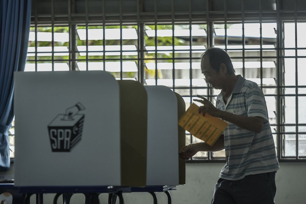 A senior citizen casting his vote during the Tanjung Piai by-election at SJK(C) Cheow Min in Pontianm November 16, 2019. u00e2u20acu201d Picture by Shafwan Zaidon