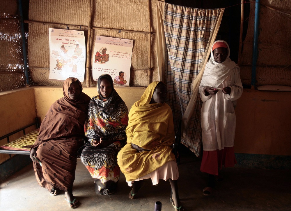 Displaced Sudanese women wait to consult a doctor at the maternity department of an International Commitee of the Red Cross clinic in Abu Shouk IDP camp in Al Fasher, northern Darfur, March 16, 2009. u00e2u20acu201d Reuters pic