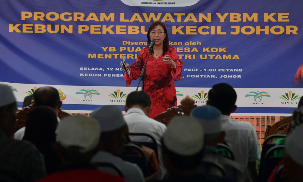Primary Industries Minister Teresa Kok Teresa Kok Suh Sim speaking to smallholders in Kampung Pak Kalib, Pekan Nanas, Pontian, November 12, 2019. u00e2u20acu201d Bernama pic