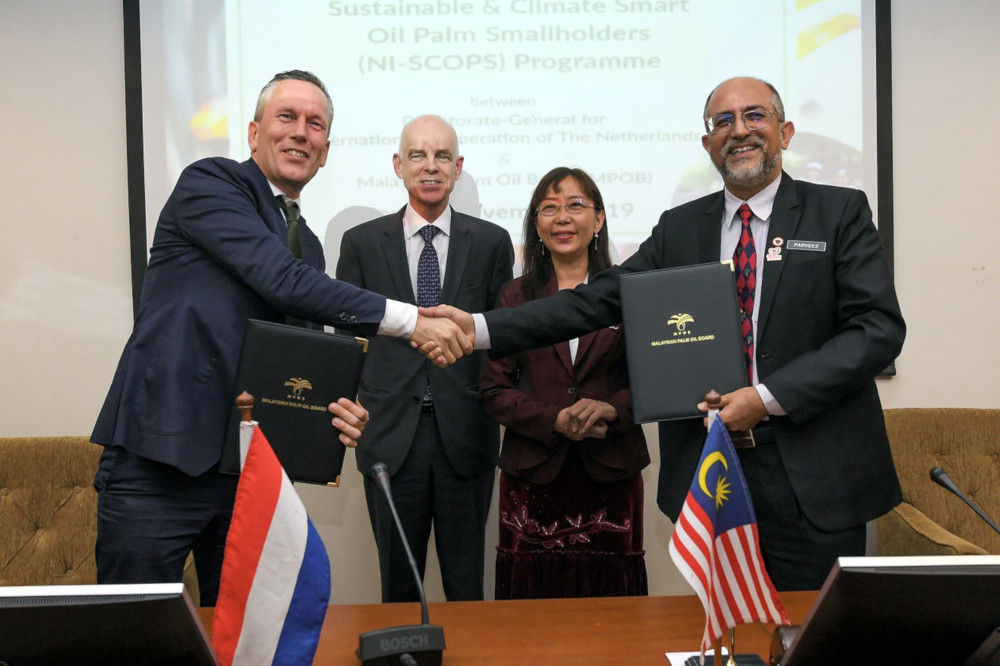 Primary Industries Minister Teresa Kok at the signing ceremonybetween MPOB DG Ahmad Parveez Ghulam Kadir (right) and Embassy of the Netherlands Deputy Head of Mission Christoph Prommersberger (left) in Parliament November 26, 2019. u00e2u20acu201d Bernama pic    