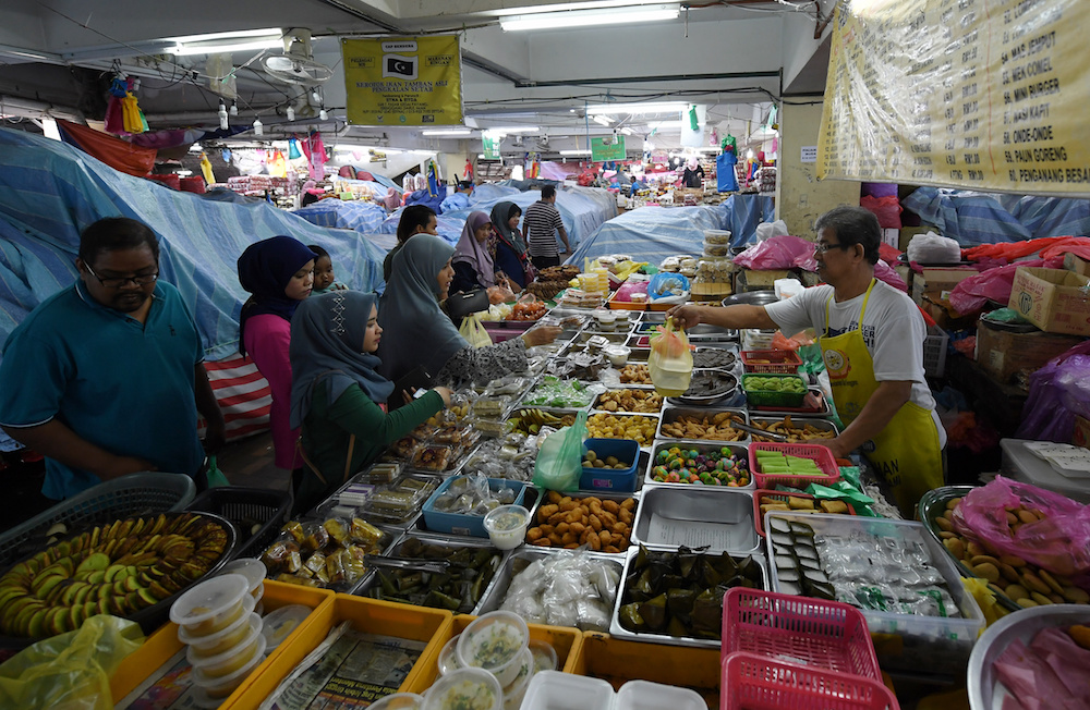 Traditional Malay kuih on sale at Pasar Besar Kedai Payang in Kuala Terengganu. — Bernama pic