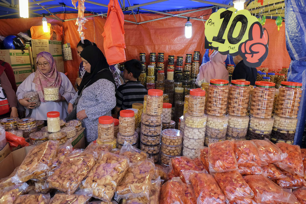 Shoppers browse Hari Raya treats along Jalan Tuanku Abdul Rahman in Kuala Lumpur. — Picture by Yusof Mat Isa