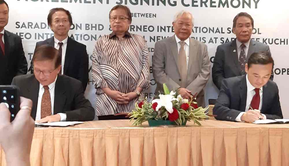 Chief Minister Datuk Patinggi Abang Johari Openg (centre) witnessing the signing of the agreement for the setting of a new campus of the Borneo International School, November 2, 2019. u00e2u20acu2022 Picture by Sulok Tawie