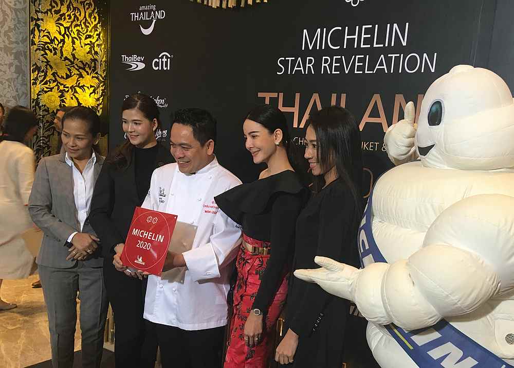 Thai chef Chumpol (third left) holds the two Michelin stars award during a ceremony in Bangkok November 11, 2019 u00e2u20acu201d AFP pic