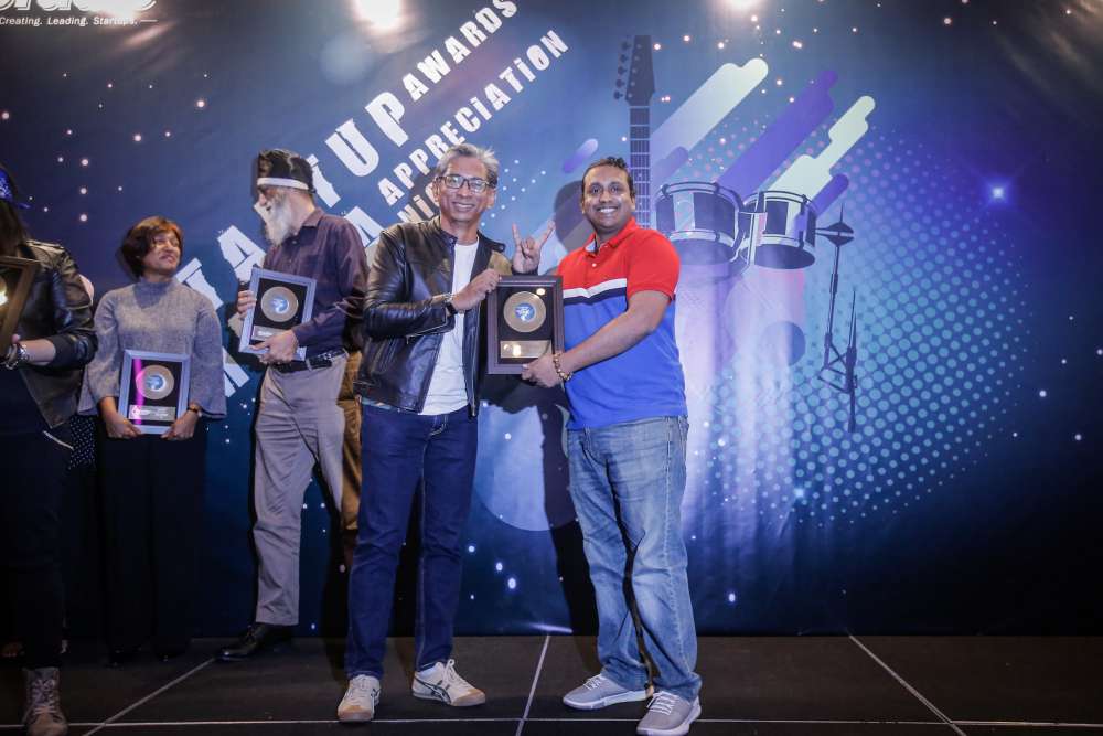 Cradle Fund Sdn Bhd Group CEO Razif Abdul Aziz presents an award during the first ever Cradle Startup Awards and Media Appreciation Night in Kuala Lumpur November 21, 2019. u00e2u20acu2022 Picture by Hari Anggara