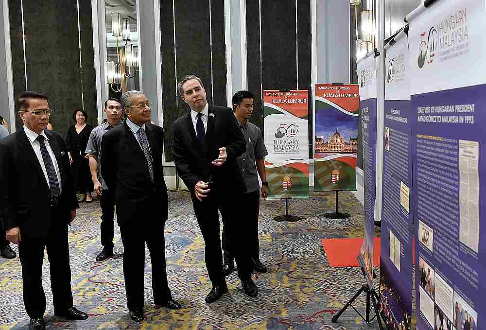 Prime Minister Tun Dr Mahathir Mohamad (front centre) with Hungarian Ambassador Attila Kali (right) at a dinner organised by the Hungarian Embassy in Kuala Lumpur November 19, 2019. u00e2u20acu201d Bernama pic