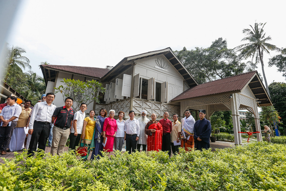 Penang Chief Minister Chow Kon Yeow (centre) along with all the VIPs pose for a group photo during the opening ceremony of the Penang Harmony Centre, Jalan Scotland November 14, 2019. u00e2u20acu201d Picture by Sayuti Zainudin