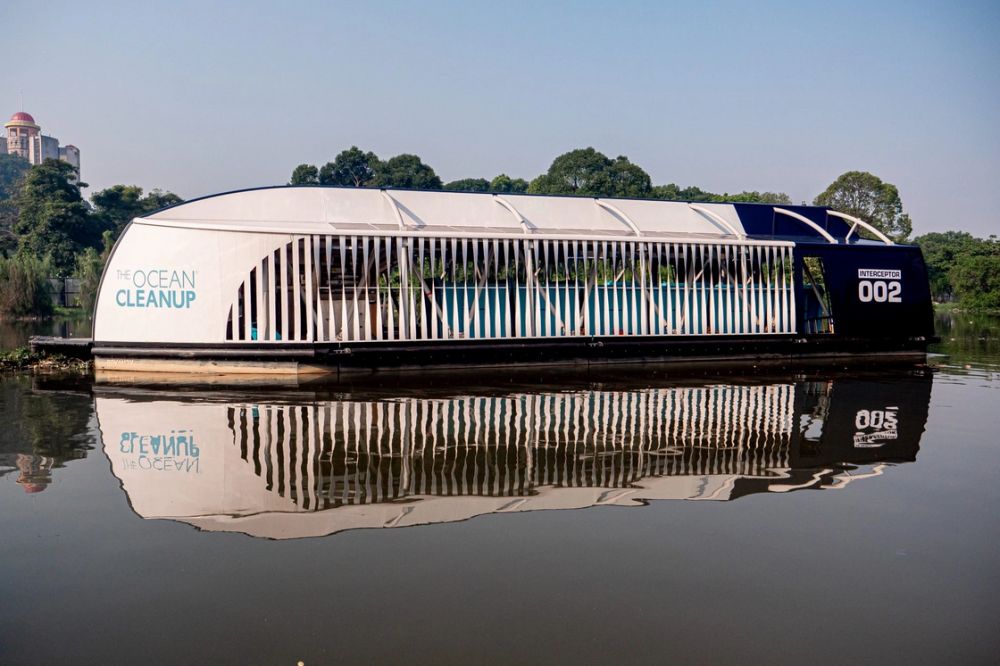 The Interceptor measures 24 metres long and it uses solar to power its autonomous extraction system. — Picture via SoyaCincau