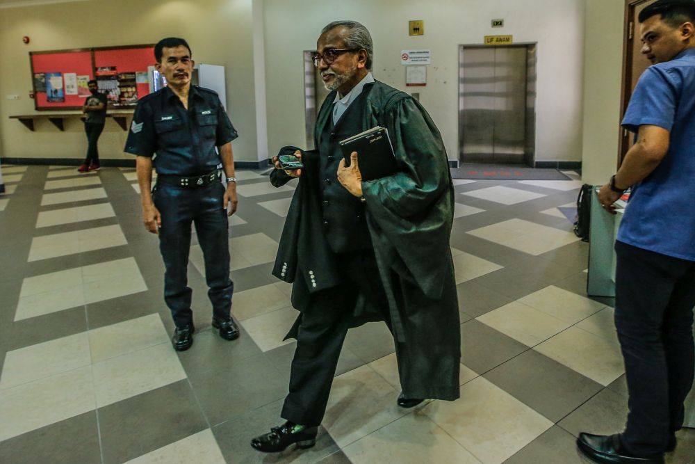Lawyer Tan Sri Muhammad Shafee Abdullah arrives at the Kuala Lumpur Court Complex November 7, 2019. u00e2u20acu201d Picture by Hari Anggara