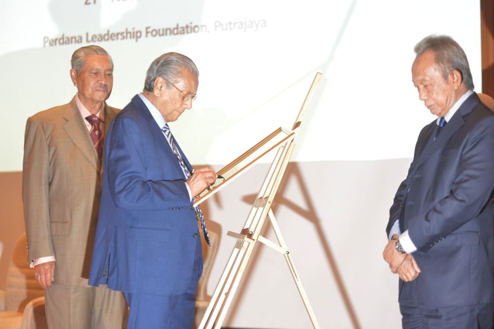 Prime Minister Tun Dr Mahathir officiates the soft launch of Kuala Lumpur Summit in Putrajaya November 21, 2019. u00e2u20acu2022 Picture by Shafwan Zaidon