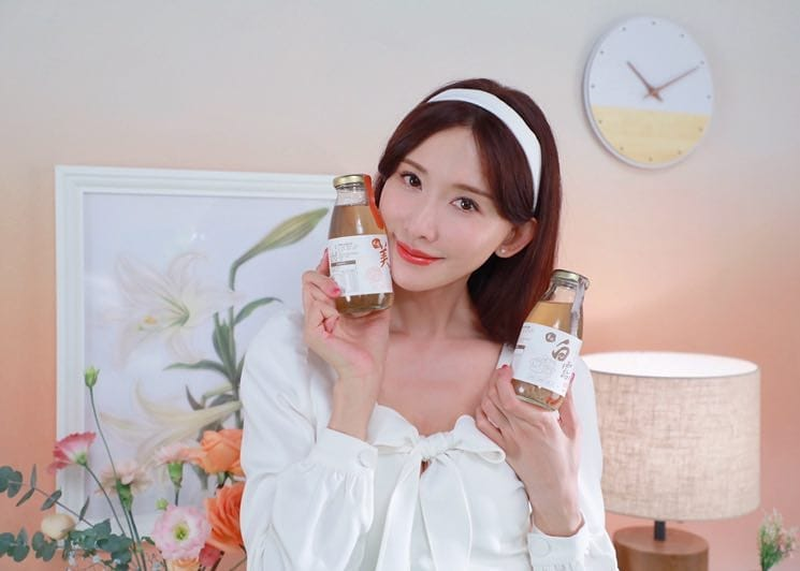 Fans of Taiwanese model Lin Chi-ling who buy her charity calendar will be given a framed photo of her and husband Akira. u00e2u20acu201d Picture via Instagram