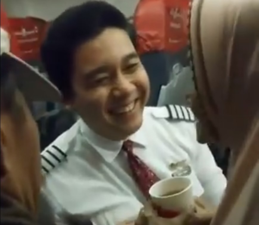 The caring aircrew member sharing a laugh with the senior citizen during her flight from Surabaya to Palangkaraya. u00e2u20acu201d Screengrab from Twitter/@the4rel