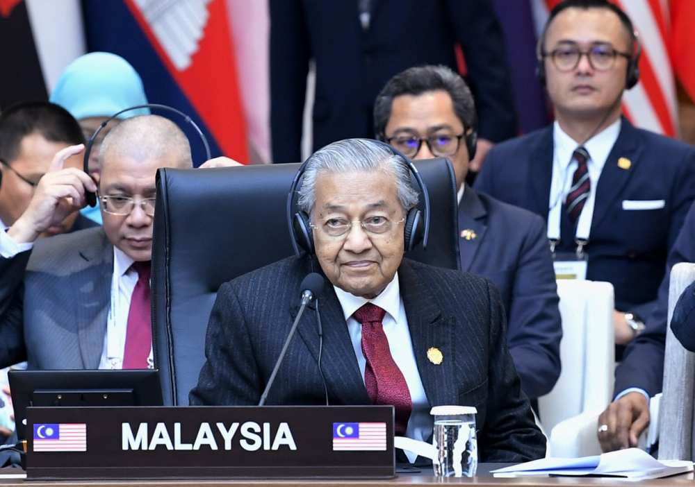 Prime Minister Tun Dr Mahathir Mohamad with South Korean and Asean country leaders during the Asean-Republic of Korea Memorial Summit in Busan November 26, 2019. u00e2u20acu2022 Bernama pic