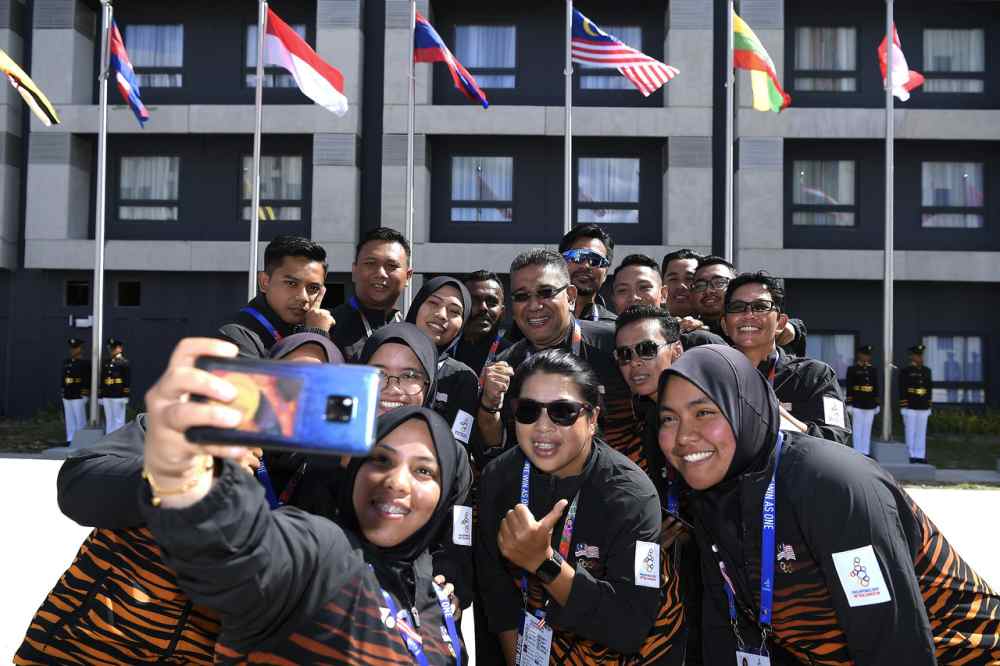 Ketua Kontinjen Malaysia Datuk Megat Zulkarnain Omardin (tengah) berswafoto bersama atlet pada majlis menaikkan bendera negara Asean yang bertanding Sukan Sea Filipina 2019 di Perkampungan Sukan Clark, 29 Nov 2019. u00e2u20acu2022 Foto Bernama