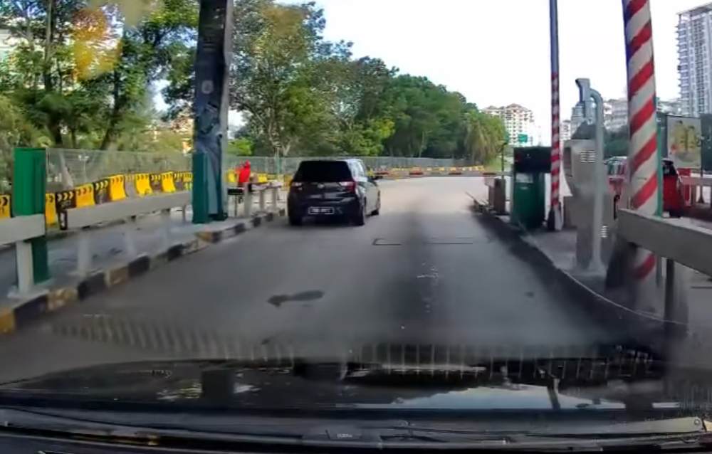 The Perodua Myvi driver takes advantage of the large gap by the side of the toll gate to escape paying for toll. u00e2u20acu201d Picture via Facebook/We-Are-Malaysia