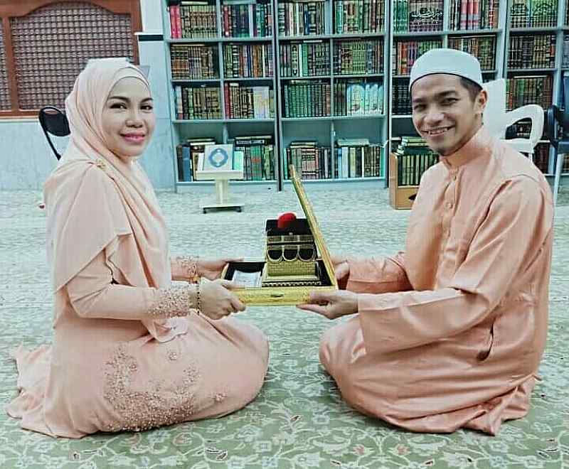 In an Instagram post announcing their marriage, Nik Farhan said it is his duty to look after his second wife who has eight children from a previous union. u00e2u20acu201d Picture from Instagram/daifarhan