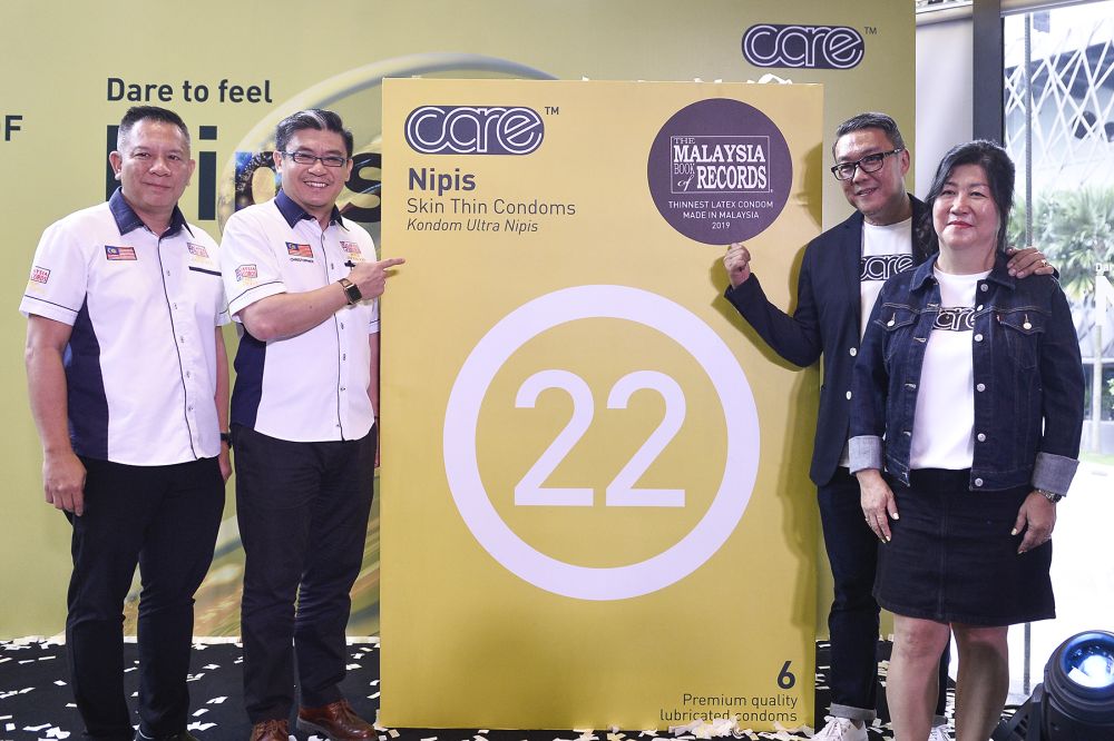 Malaysia Book of Records operation, research and marketing manager Edwin Yeoh and chief operating officer Christopher Wong together with Care Latex founder and executive director Bonn Lam and executive director Patricya Tan unveil the skin thin Nipis condom. — Picture by Miera Zulyana