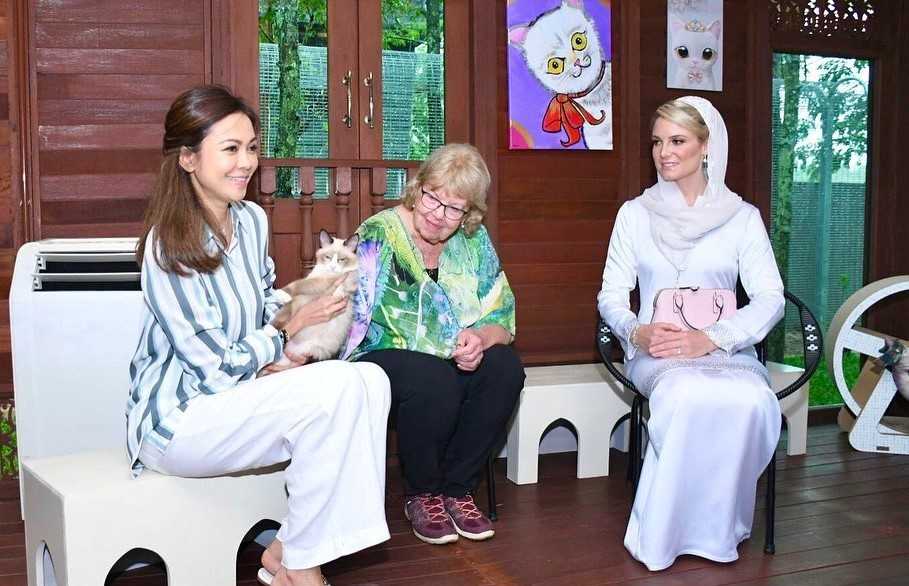 Tengku Permaisuri Selangor Tengku Permaisuri Norashikin welcomes Sofie Louise Johansson and her grandmother at the Selangor Casa De Cat. u00e2u20acu201c Picture via Facebook/selangorroyaloffice