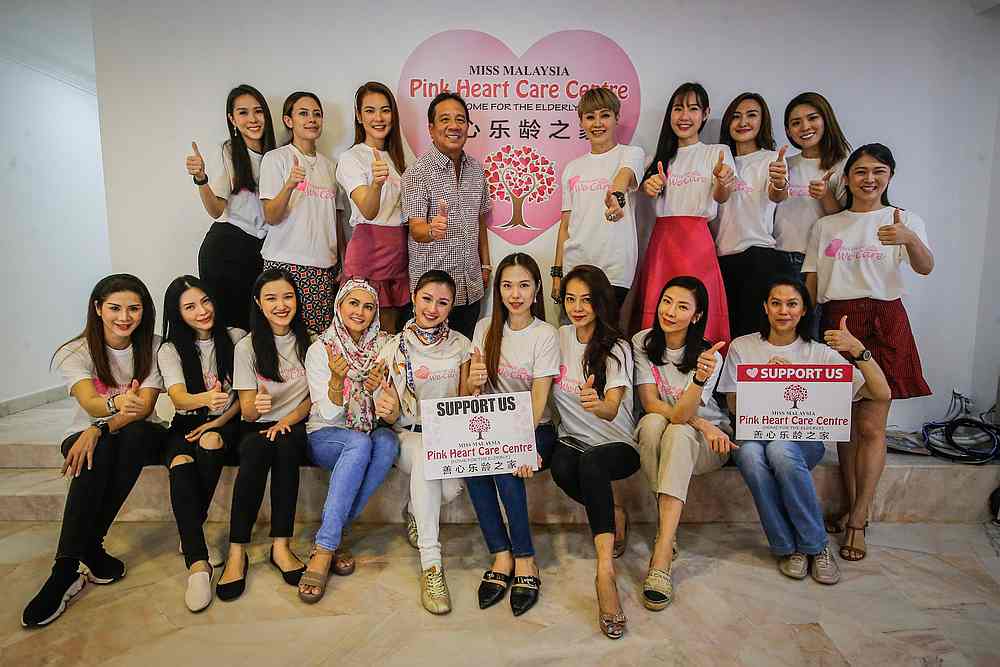 Miss Tourism International president Tan Sri Danny Ooi and a bevy of former Miss Malaysia Tourism beauties at the newly-opened Pink Heart Care Centre welfare home for the elderly. u00e2u20acu201d Picture by Hari Anggara