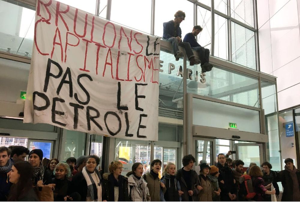 Youth for Climate activists block the entrance of the Westfield Les 4 Temps shopping center as part of a day of protest to denounce the annual Black Friday shopping frenzy at La Defense business and financial district in Puteaux near Paris, Nov 29, 2019. 