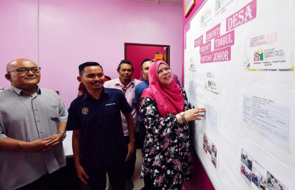 Rural Development Minister Datuk Seri Rina Mohd Harun visiting the Perpat Rural Community Center in Kukup, Pontian, November 13, 2019. u00e2u20acu201d Bernama pic