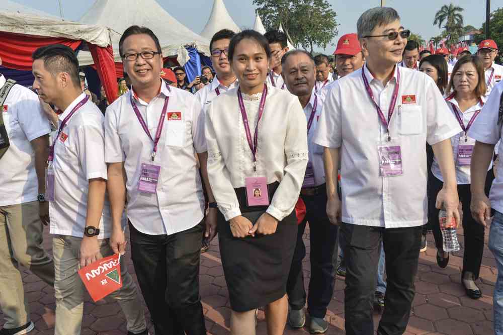 Gerakan’s Wendy and her entourage who wore white-and-red and were seen making their way to the nomination centre from Jalan Dewan at about 8.15am. ― Picture by Shafwan Zaidon