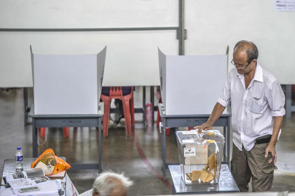 A man casts his vote during the Tanjung Piai by-election at SJK(C) Yu Ming in Pontian November 16, 2019. — Picture by Shafwan Zaidon
