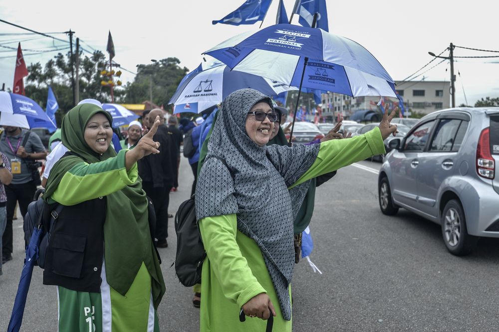 Barisan Nasional supporters are pictured at SJK(C) Cheow Min during the Tanjung Piai by-election, Pontian November 16, 2019. u00e2u20acu201d Picture by Shafwan Zaidon
