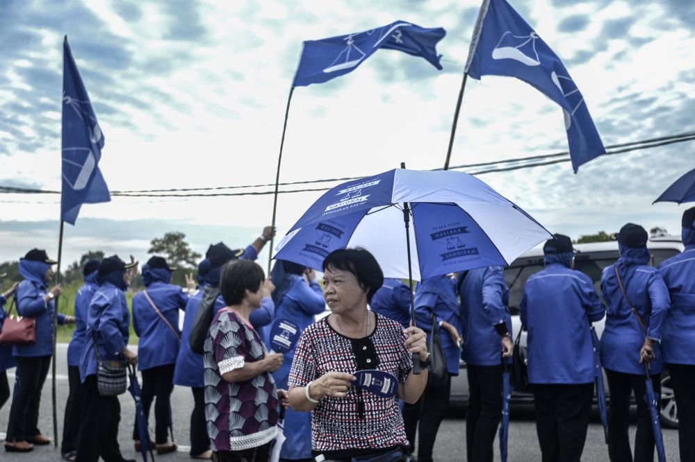 Barisan Nasional supporters are pictured at SJK(C) Cheow Min during the Tanjung Piai by-election, Pontian November 16, 2019. u00e2u20acu201d Picture by Shafwan Zaidon