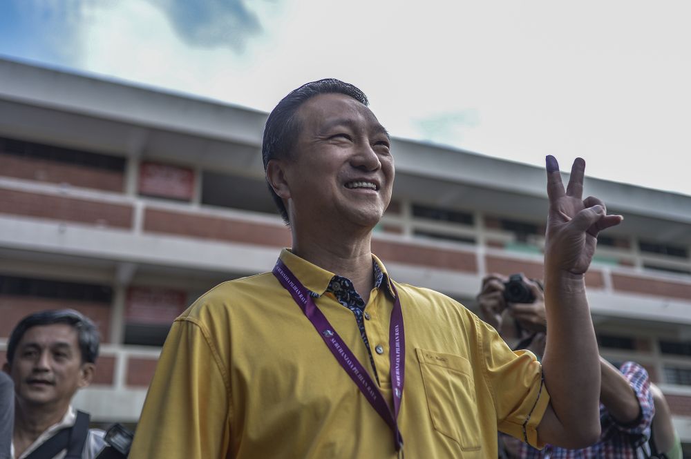Barisan Nasional hopeful Datuk Seri Wee Jeck Seng is all smiles after casting his ballot during the Tanjung Piai by-election at SJK(C) Yu Ming in Pontian November 16, 2019. u00e2u20acu201d Picture by Shafwan Zaidon