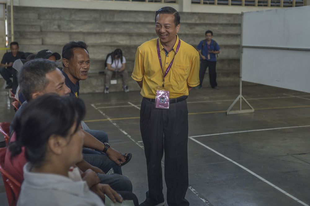 Barisan Nasional hopeful Datuk Seri Wee Jeck Seng speaks to Tanjung Piai voters at SJK(C) Yu Ming in Pontian November 16, 2019. u00e2u20acu201d Picture by Shafwan Zaidon