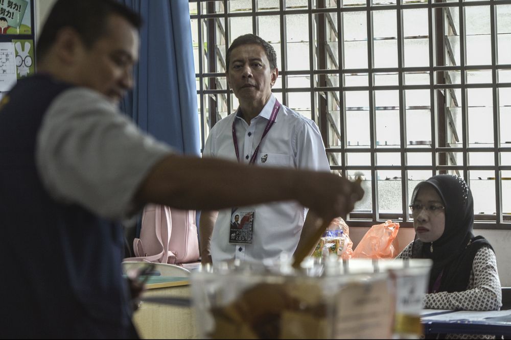 Election Commission chairman Azhar Azizan Harun monitors proceedings during the Tanjung Piai by-election at SJK(C) Cheow Min, Pontian November 16, 2019. u00e2u20acu201d Picture by Shafwan Zaidon