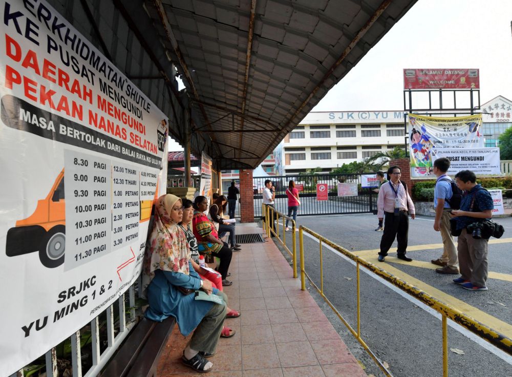 Tanjung Piai voters wait to cast their ballots at SJK(C) Yu Ming in Pontian November 16, 2019. u00e2u20acu201d Reuters pic