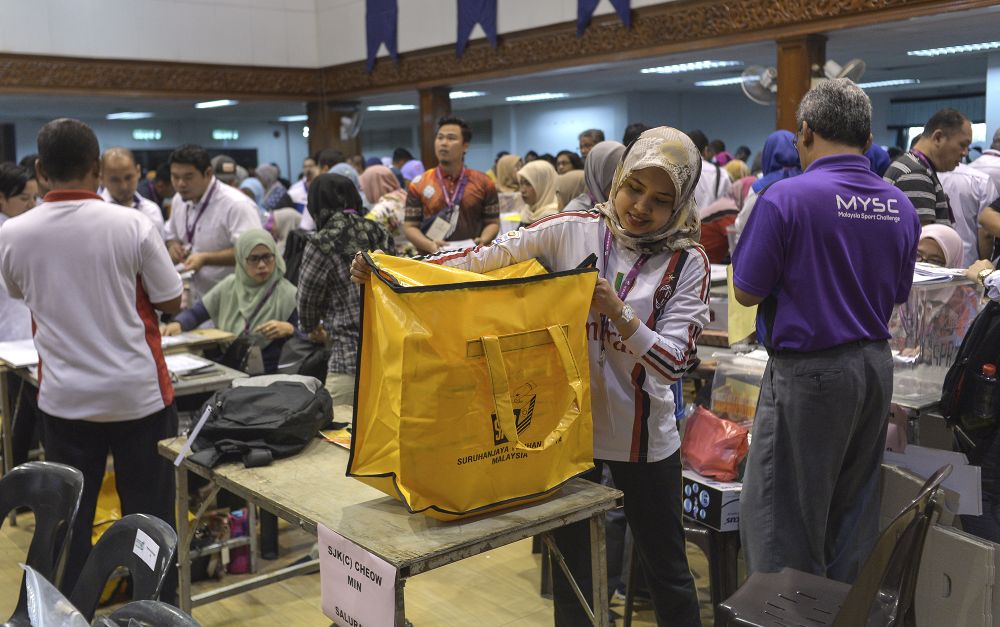 An Election Commission officer prepares a ballot box ahead of the Tanjung Piai by-election at Dewan Jubli Intan, Pontian November 15, 2019. u00e2u20acu201d Picture by Shafwan Zaidon