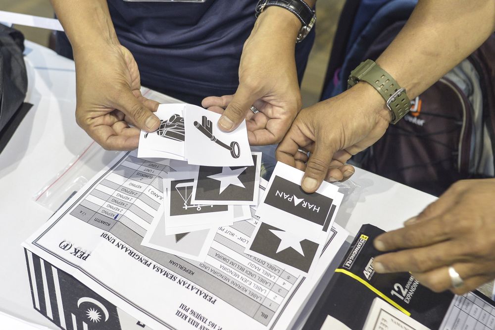 Election Commission officers make preparations ahead of the Tanjung Piai by-election at Dewan Jubli Intan, Pontian November 15, 2019. u00e2u20acu201d Shafwan Zaidon