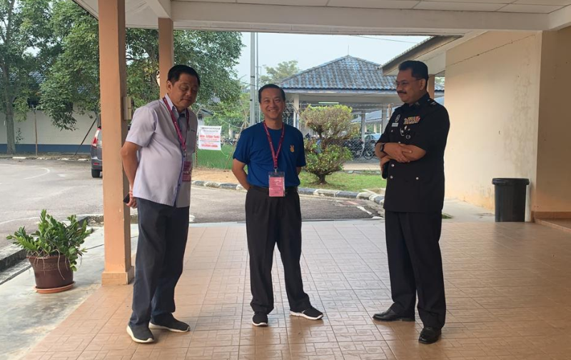 Barisan Nasional hopeful Datuk Seri Wee Jeck Seng (centre) is pictured at the Pontian district police headquarters November 12, 2019. — Picture via Twitter