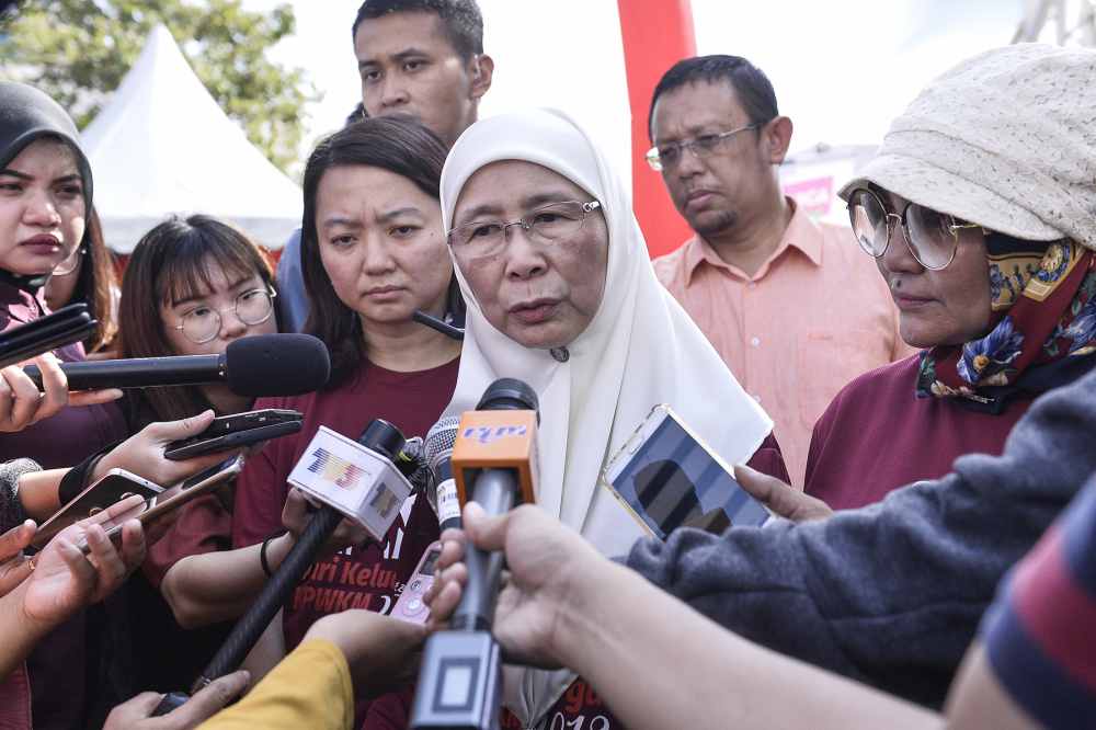 Datuk Seri Dr Wan Azizah Wan Ismail informed the Dewan Rakyat that Kedah, Kelantan, Negri Sembilan, Pahang, Sarawak, and Terengganu have declined to amend their state legislations to prohibit child marriages for both Muslims and natives.― Picture by Miera Zulyana