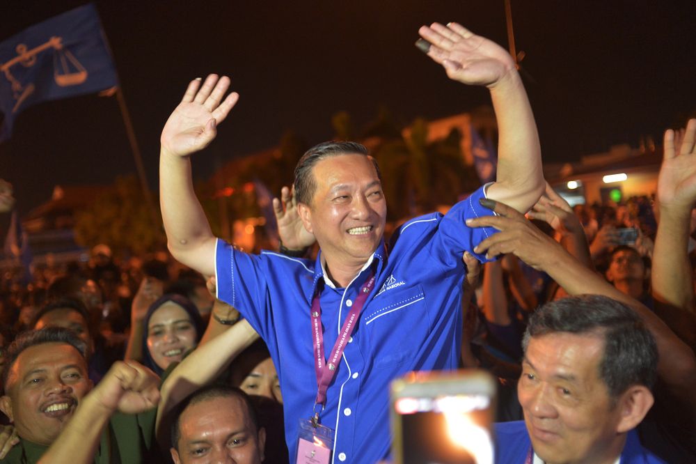 BNu00e2u20acu2122s Datuk Seri Wee Jeck Seng celebrate after winning the Tanjung Piai by-election, November 16, 2016. u00e2u20acu201d Picture by Shafwan Zaidon