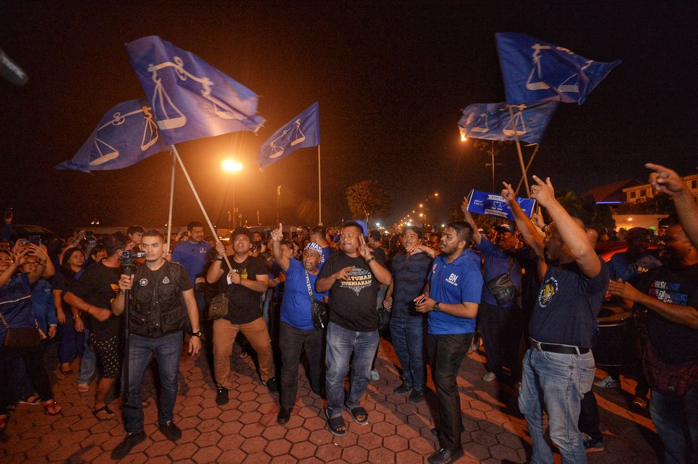 BNu00e2u20acu2122s Datuk Seri Wee Jeck Seng celebrate after winning the Tanjung Piai by-election, November 16, 2016. u00e2u20acu201d Picture by Shafwan Zaidon