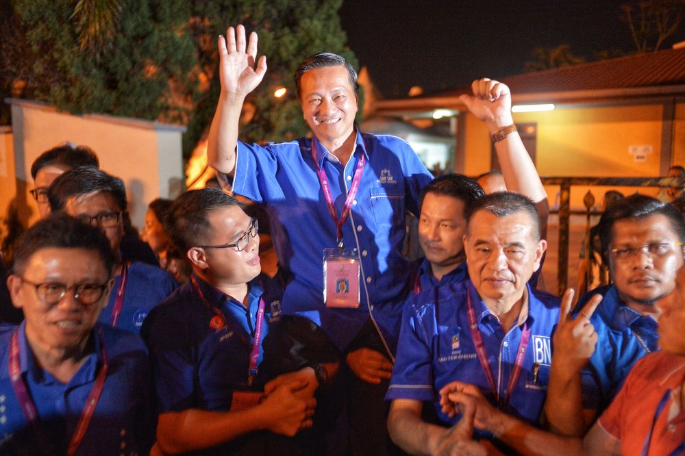 BNu00e2u20acu2122s Datuk Seri Wee Jeck Seng celebrate after winning the Tanjung Piai by-election, November 16, 2016. u00e2u20acu201d Picture by Shafwan Zaidon