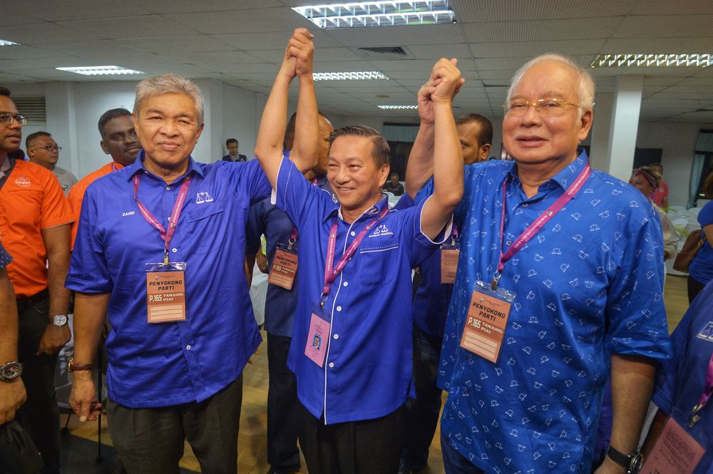 (From left) Barisan Nasional (BN) chairman, Datuk Seri Ahmad Zahid Hamidi, BN candidate, Datuk Seri Wee Jack Seng and Datuk Seri Najib Razak arrives at the Dewan Jubli Intan counting centre in Pontian, November 16, 2019. u00e2u20acu201d Picture by Shafwan Zaidon