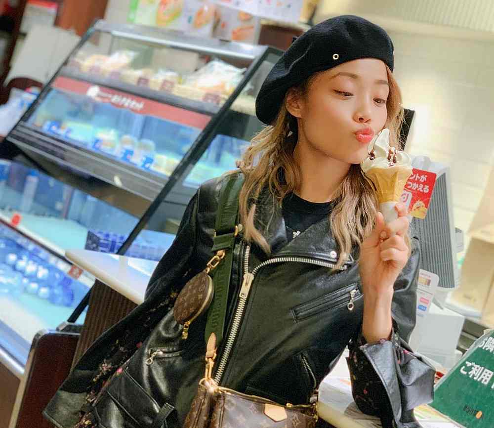 Hong Kong singer Joey Yung has apologised over her 'blunder' for a selfie wearing a face mask. u00e2u20acu201d Picture courtesy of Instagram/ yungchoyee